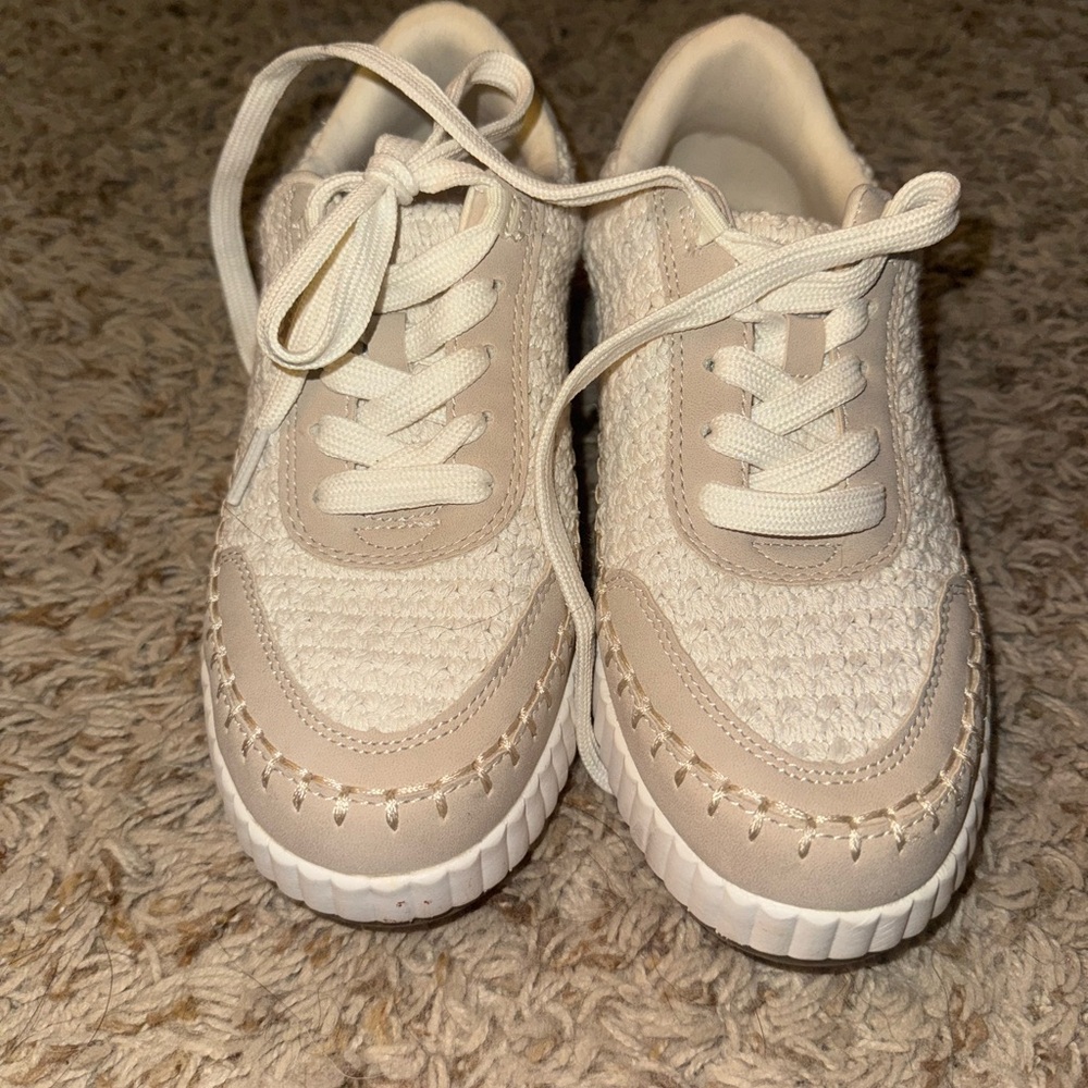 DV by Dolce Vita Cream Kids Sneakers women’s 6- kids 4.5